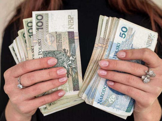 Українським біженцям, які стали батьками в Польщі, виплатять по тисячі злотих: як оформити матдопомогу
