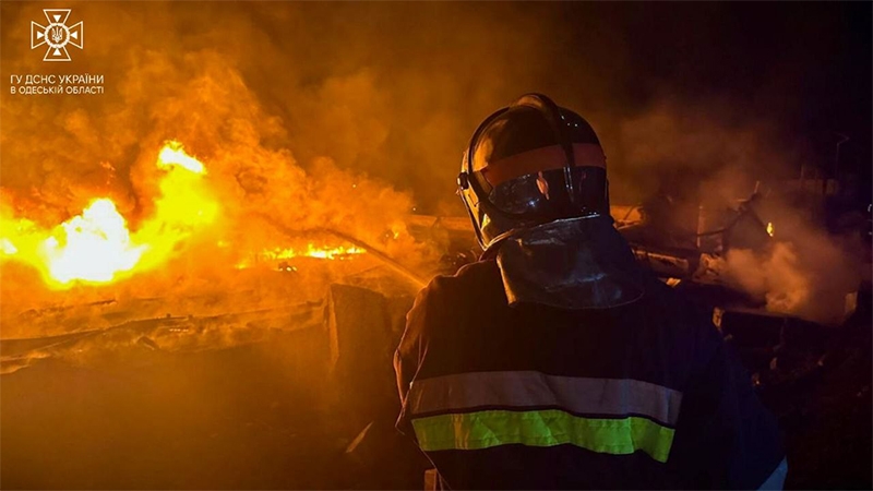 Ворог вночі обстріляв Одещину: рятувальники показали наслідки