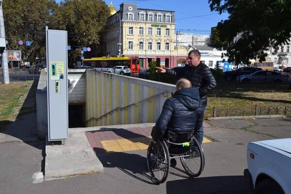 В Одессе заработали электрические подъемники для людей с инвалидностью