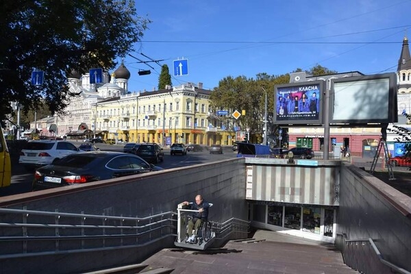 В Одессе заработали электрические подъемники для людей с инвалидностью