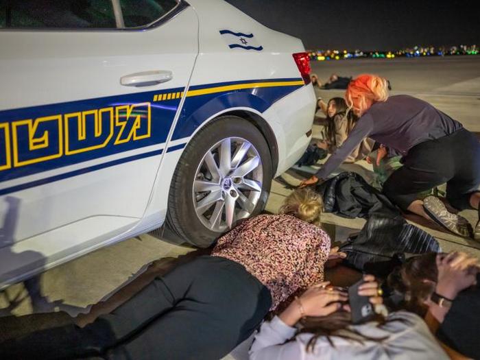 Канцлер ФРН ліг обличчям в&nbsp;асфальт під час обстрілу Ізраїлю ХАМАС