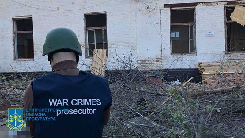 Окупанти вдарили ракетою по гімназії у Нікополі: є загиблі та поранені (фото)