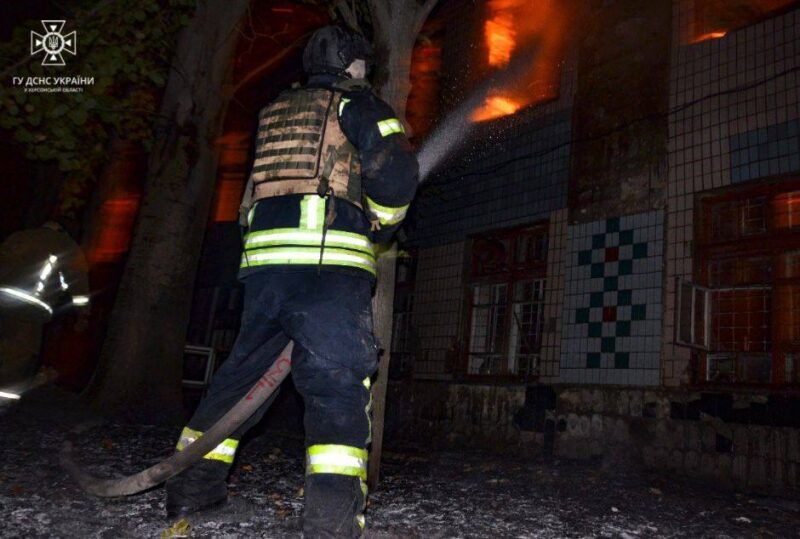 Росіяни всю ніч та&nbsp;ранок обстрілювали Херсон: серед поранених&nbsp;&mdash; поліцейські (фото, відео)