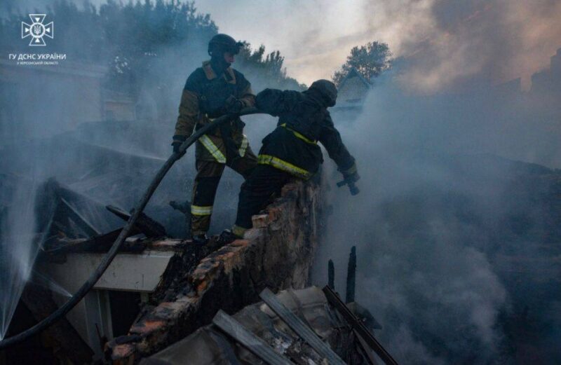 Росіяни всю ніч та&nbsp;ранок обстрілювали Херсон: серед поранених&nbsp;&mdash; поліцейські (фото, відео)
