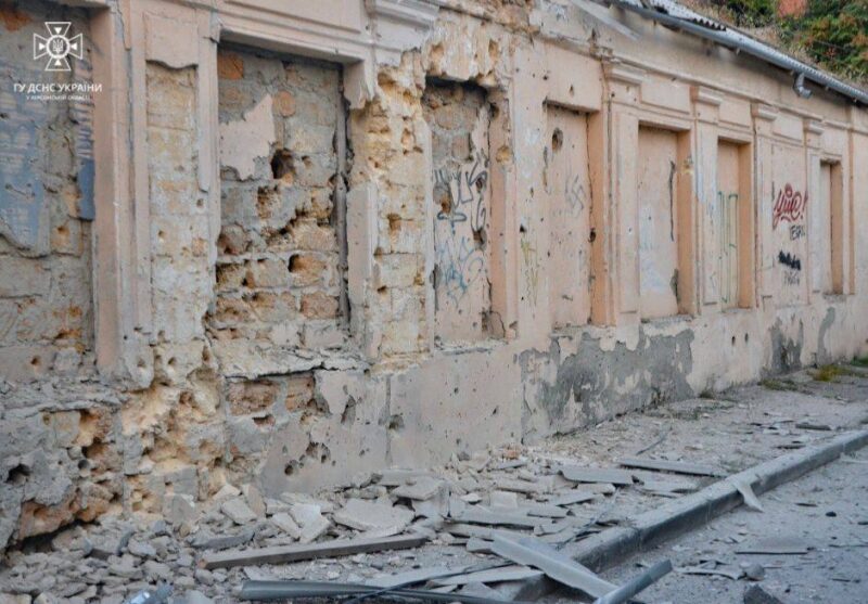 Росіяни всю ніч та&nbsp;ранок обстрілювали Херсон: серед поранених&nbsp;&mdash; поліцейські (фото, відео)