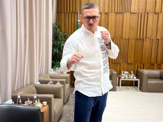 «Велика шафа падає гучніше»: Усик зустрівся з Ф'юрі в Саудівській Аравії та підняв на руки свого майбутнього суперника (відео)