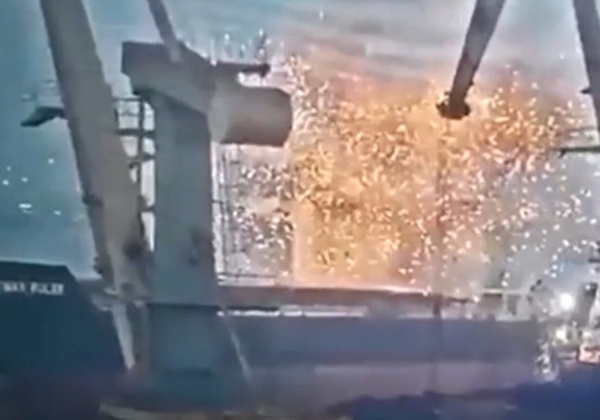 В сети появилось видео попадания ракеты в судно, заходившее в порт Большой Одессы  