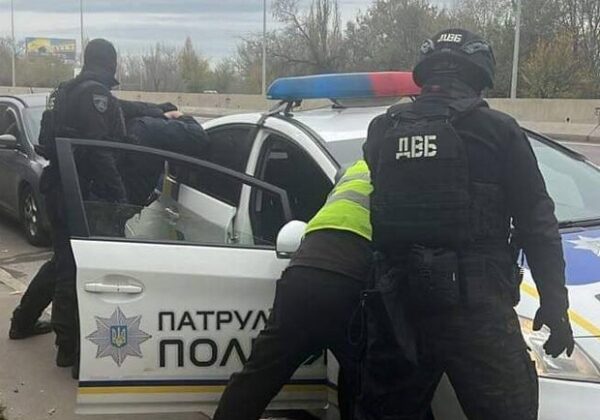 Получили 22 тысячи гривен от водителя: одесские патрульные попались на взятке Получили 22 тысячи гривен от водителя: одесские патрульные попались на взятке