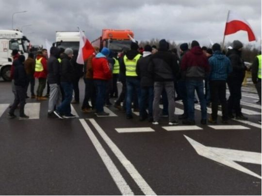 Страйк польських перевізників: на кордоні в черзі помер водій вантажівки з України