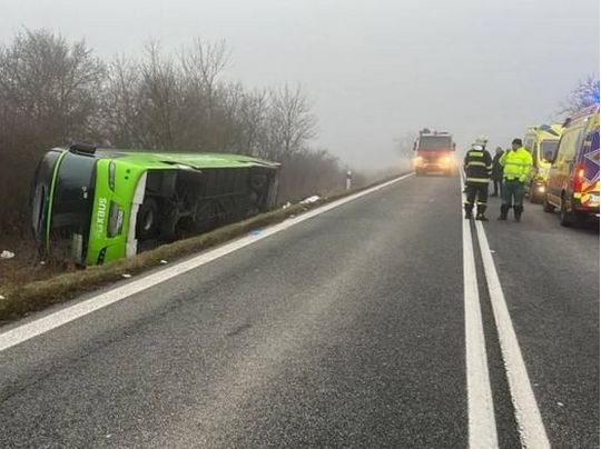 Автобус із&nbsp;десятками українців перекинувся на&nbsp;трасі у&nbsp;Словаччині: є&nbsp;постраждалі (фото)
