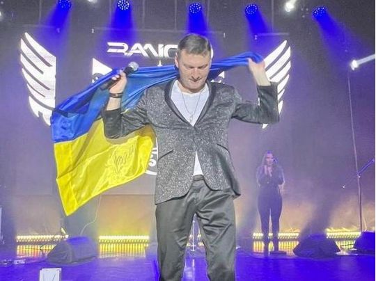 Приємний сюрприз: на&nbsp;концерті військові подарували українському співаку прапор від генерала Залужного