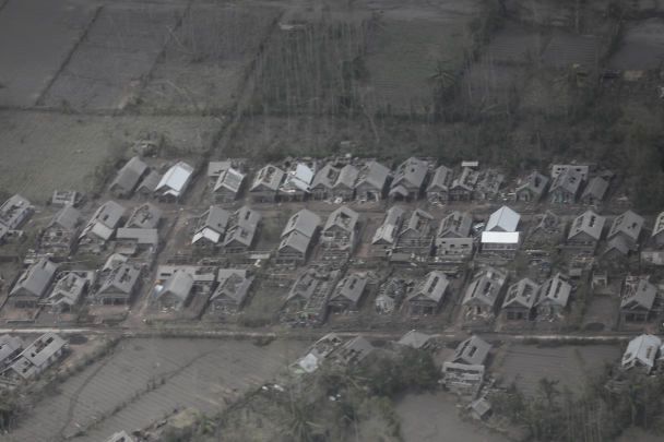 Виверження вулкана: загинули 11 туристів, десятки зникли безвісти