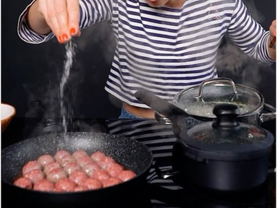 Соковиті фрикадельки під сиром у духовці: простий та дуже смачний рецепт від Ольги Мартиновської
