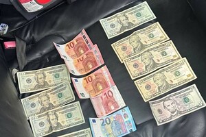 Инспектор Одесской таможни наживался на вывозе из Украины наличных денег: какое наказание ему грозит