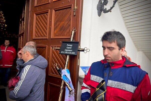 Приехал спасать людей: Одесса простилась с фельдшером, погибшим от российской ракеты 15 марта Приехал спасать людей: Одесса простилась с фельдшером, погибшим от российской ракеты 15 марта