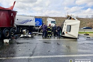 На трассе Одесса – Киев столкнулись грузовики: есть погибший
