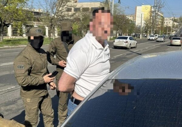 Начальника таможенного поста Одесской таможни и его сообщницу поймали на взятке Начальника таможенного поста Одесской таможни и его сообщницу поймали на взятке