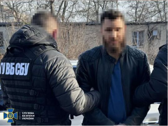Причетні голова ВЛК та депутат: правоохоронці заблокували ще 4 схеми виїзду ухилянтів за кордон