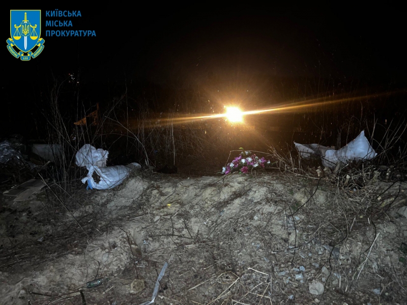 У прокуратурі розкрили «таємницю» появи десятків урн із прахом на одній із вулиць Києва (фото)
