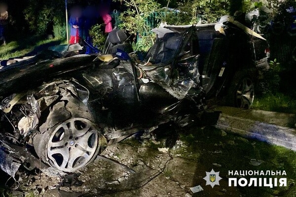 В Одесской области легковушка врезалась в электроопору: есть пострадавший, и погибли молодые супруги