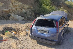 В Фонтанке автомобиль сорвался со склона и упал на пляж: пострадал шестилетний ребенок