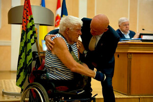 Одесса встретила известно волонтера из Херсона "Дядю Гришу"