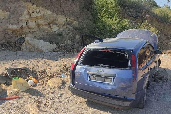В Фонтанке автомобиль сорвался со склона и упал на пляж: пострадал шестилетний ребенок
