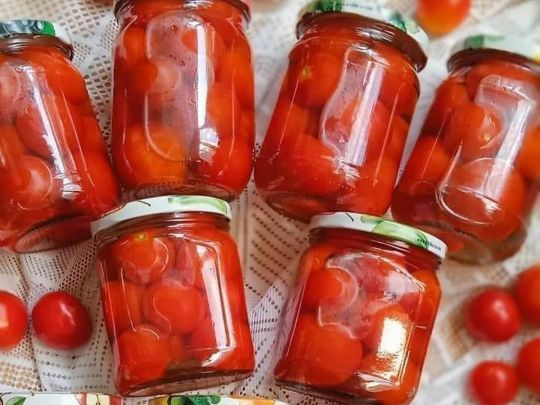Помідори на зиму без зелені та спецій: мінімум клопоту, а взимку — максимум насолоди