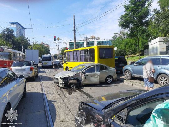 Протаранив десятои автівок: в Києві некерований трамвай спричинив масштабне ДТП
