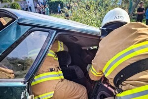 В Одесском районе автомобиль сбил столб: несколько человек получили травмы