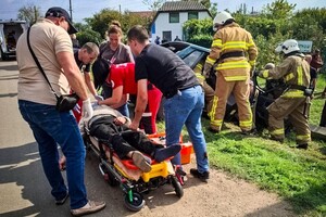 В Одесском районе автомобиль сбил столб: несколько человек получили травмы