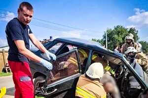 В Одесском районе автомобиль сбил столб: несколько человек получили травмы