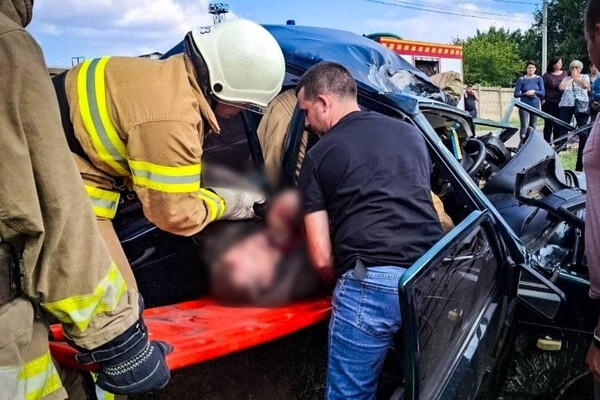 В Одесском районе автомобиль сбил столб: несколько человек получили травмы
