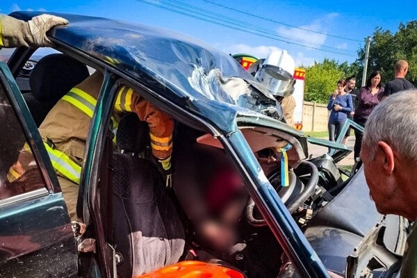 В Одесском районе автомобиль сбил столб: несколько человек получили травмы