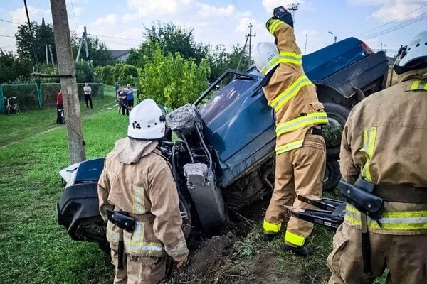 В Одесском районе автомобиль сбил столб: несколько человек получили травмы