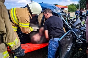 В Одесском районе автомобиль сбил столб: несколько человек получили травмы