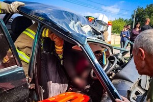 В Одесском районе автомобиль сбил столб: несколько человек получили травмы