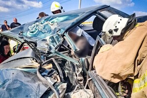 В Одесском районе автомобиль сбил столб: несколько человек получили травмы