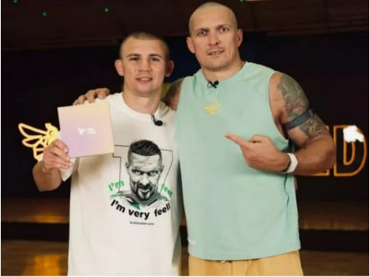 Більше, ніж обіцяв: Усик заплатив олімпійському чемпіону зі&nbsp;своєї кишені величезну суму в&nbsp;доларах (відео)