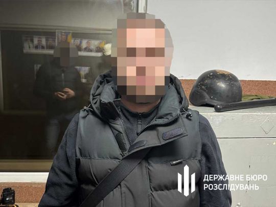 Переправляв ухилянтів до&nbsp;ЄС за&nbsp;10 тисяч доларів: столичному правоохоронцю повідомили про підозру