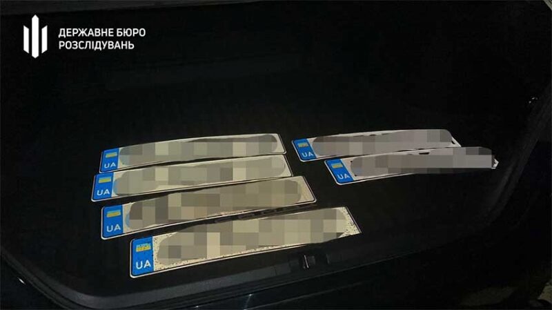 Переправляв ухилянтів до&nbsp;ЄС за&nbsp;10 тисяч доларів: столичному правоохоронцю повідомили про підозру