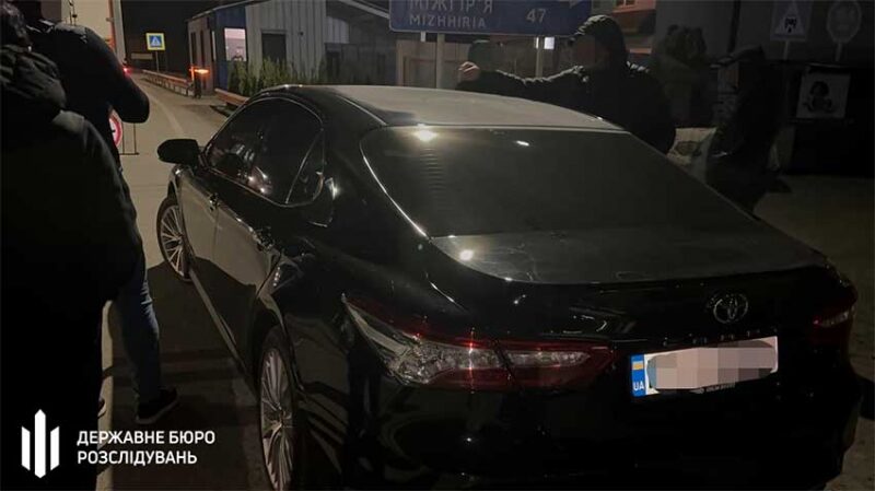 Переправляв ухилянтів до&nbsp;ЄС за&nbsp;10 тисяч доларів: столичному правоохоронцю повідомили про підозру