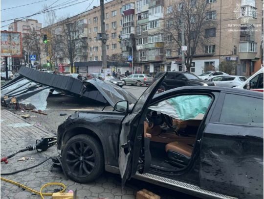 Смертельна ДТП у&nbsp;Хмельницькому: автомобіль влетів у&nbsp;зупинку, загинули люди