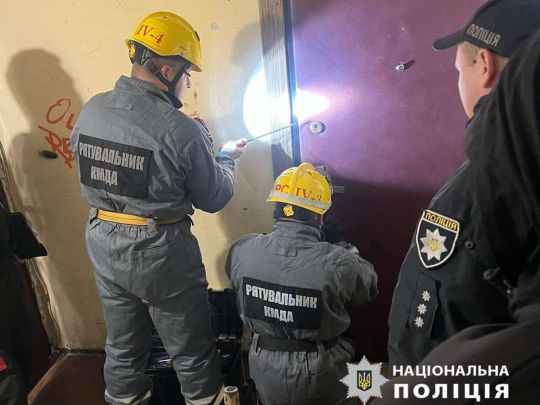 Кинута 16-річною матір'ю однорічна дитина кілька днів провела на самоті у порожній квартирі (фото)
