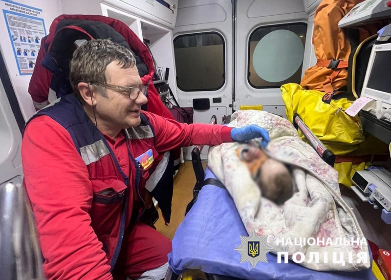 Кинута 16-річною матір'ю однорічна дитина кілька днів провела на самоті у порожній квартирі (фото)