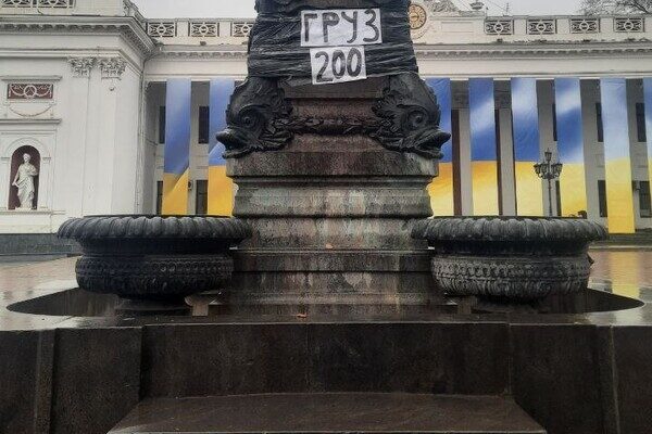 "Груз 200": на памятнике Пушкину в Одессе появилась надпись "Груз 200": на памятнике Пушкину в Одессе появилась надпись