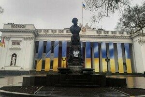 "Груз 200": на памятнике Пушкину в Одессе появилась надпись "Груз 200": на памятнике Пушкину в Одессе появилась надпись