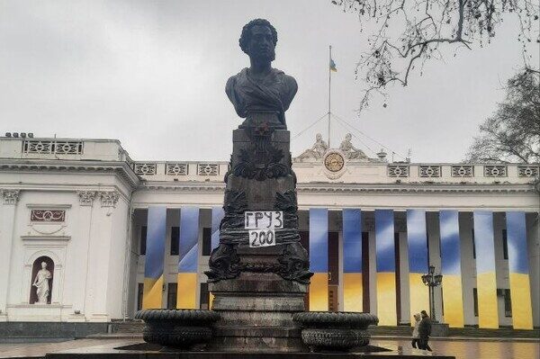 "Груз 200": на памятнике Пушкину в Одессе появилась надпись "Груз 200": на памятнике Пушкину в Одессе появилась надпись