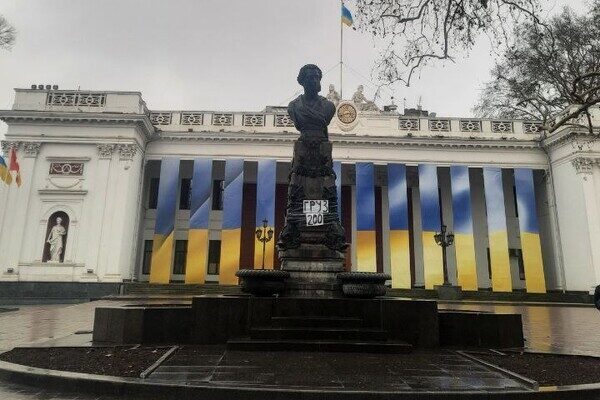 "Груз 200": на памятнике Пушкину в Одессе появилась надпись "Груз 200": на памятнике Пушкину в Одессе появилась надпись