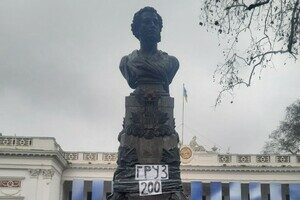 "Груз 200": на памятнике Пушкину в Одессе появилась надпись "Груз 200": на памятнике Пушкину в Одессе появилась надпись